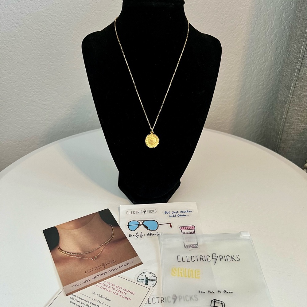 NWT Electric Picks Yellow Gold Cast Vintage Petal Necklace Chain Pendant